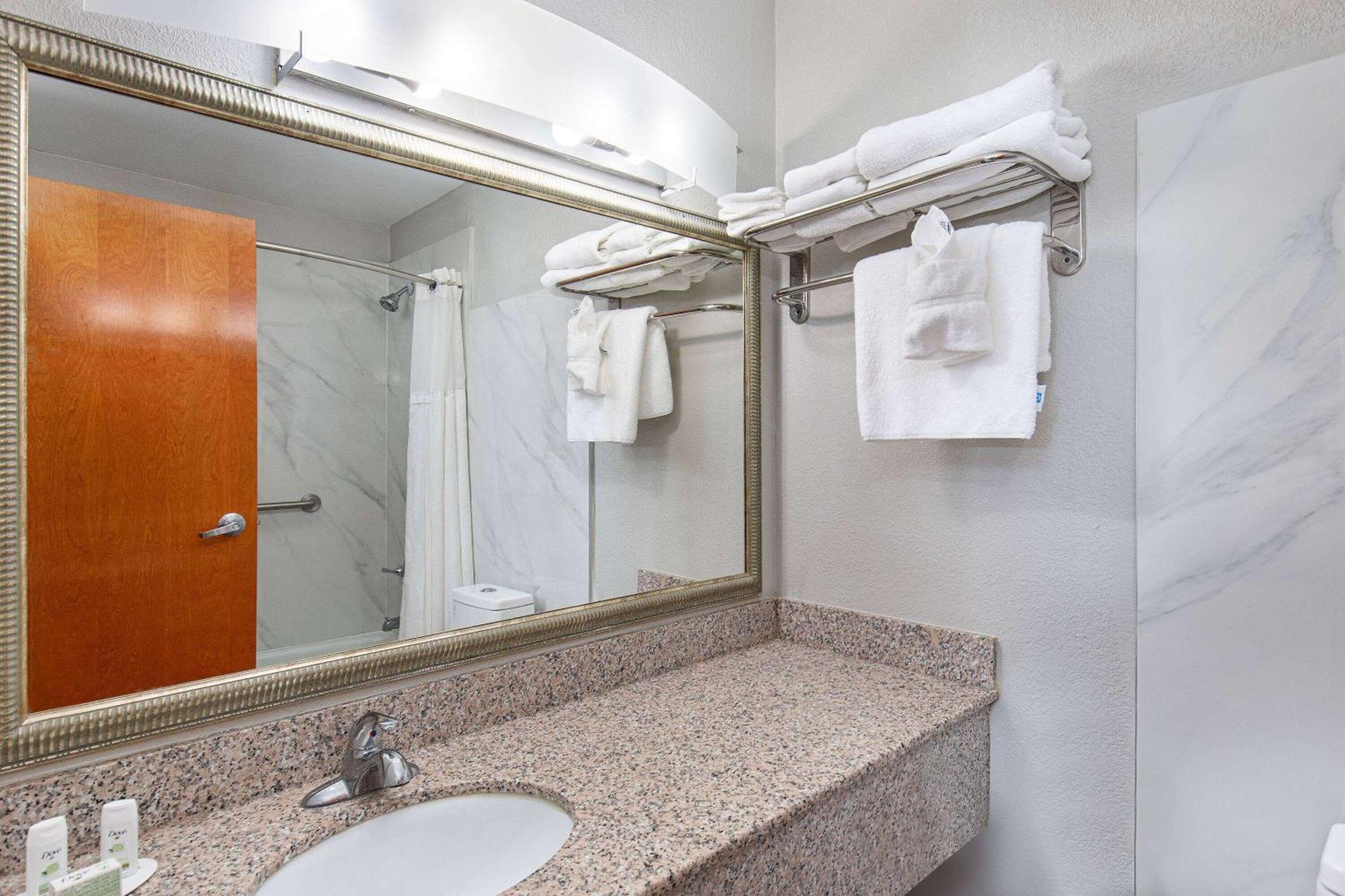 Hotel Ramada By Wyndham Bowling