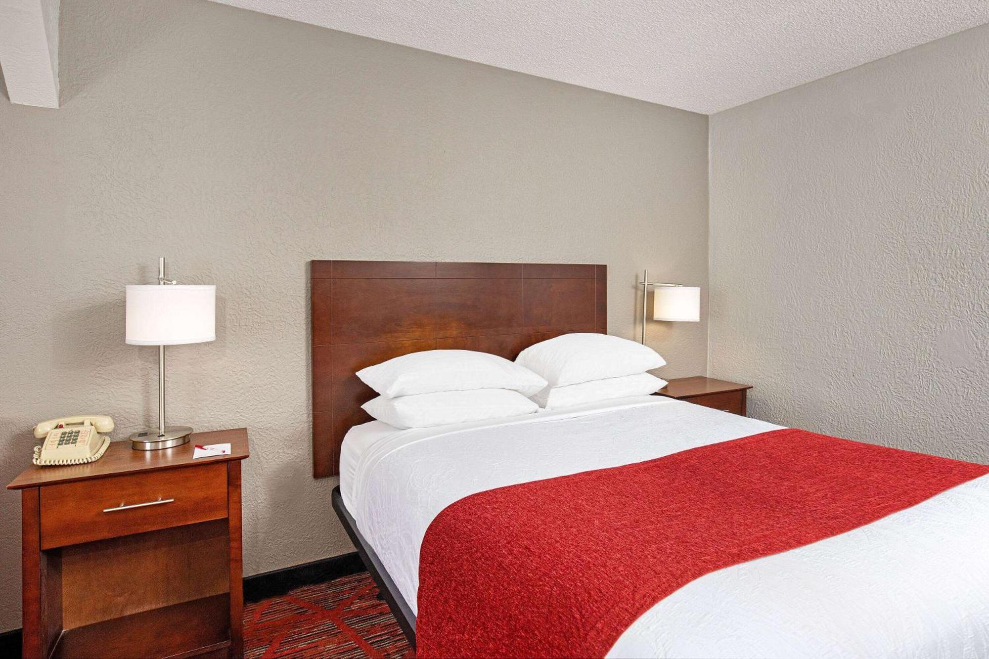 Hotel Ramada By Wyndham Bowling 3*