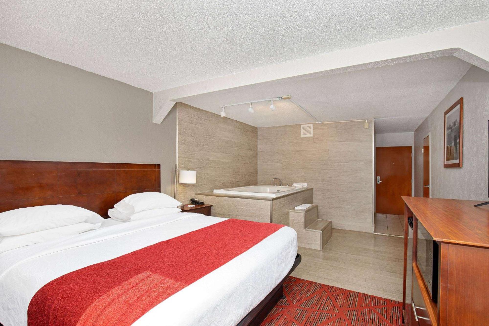 Hotel Ramada By Wyndham Bowling
