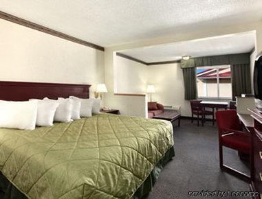 Hotel Ramada By Wyndham Bowling 3*